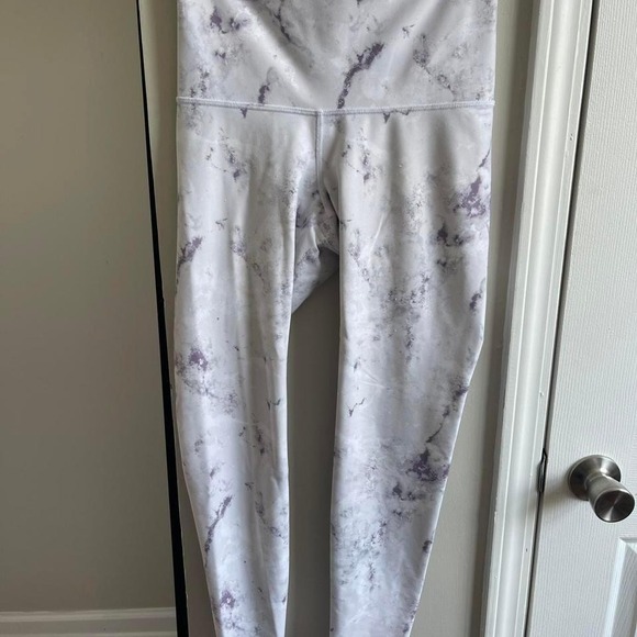 Old Navy Pants - Old Navy Active Extra High Rise PowerSoft Leggings White Marble Size Small